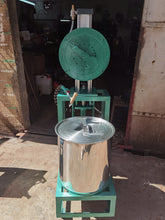 Dispenser dosing machine filling machine feeder for liquid ingredients for doll and PVC toy china factory